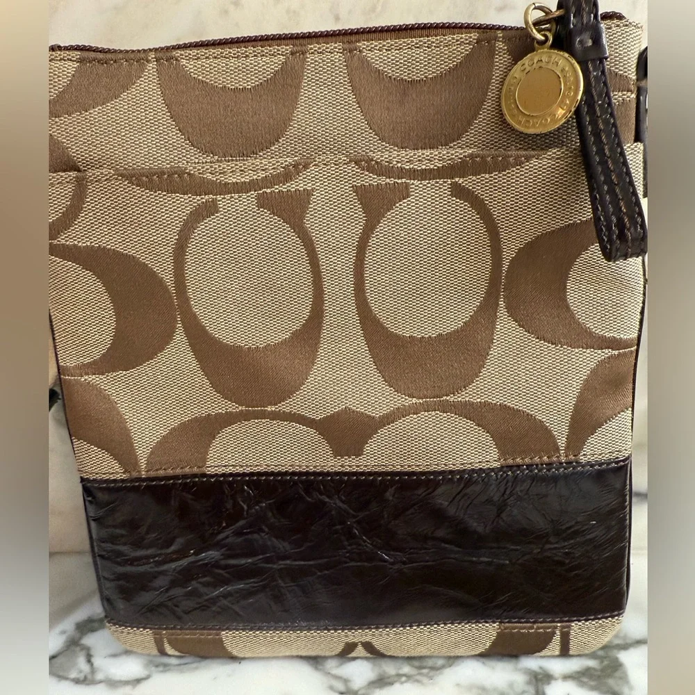 Coach Signature Large ‘C’ Logo Brown and Tan Crossbody Swingpack - Picture 2 of 9